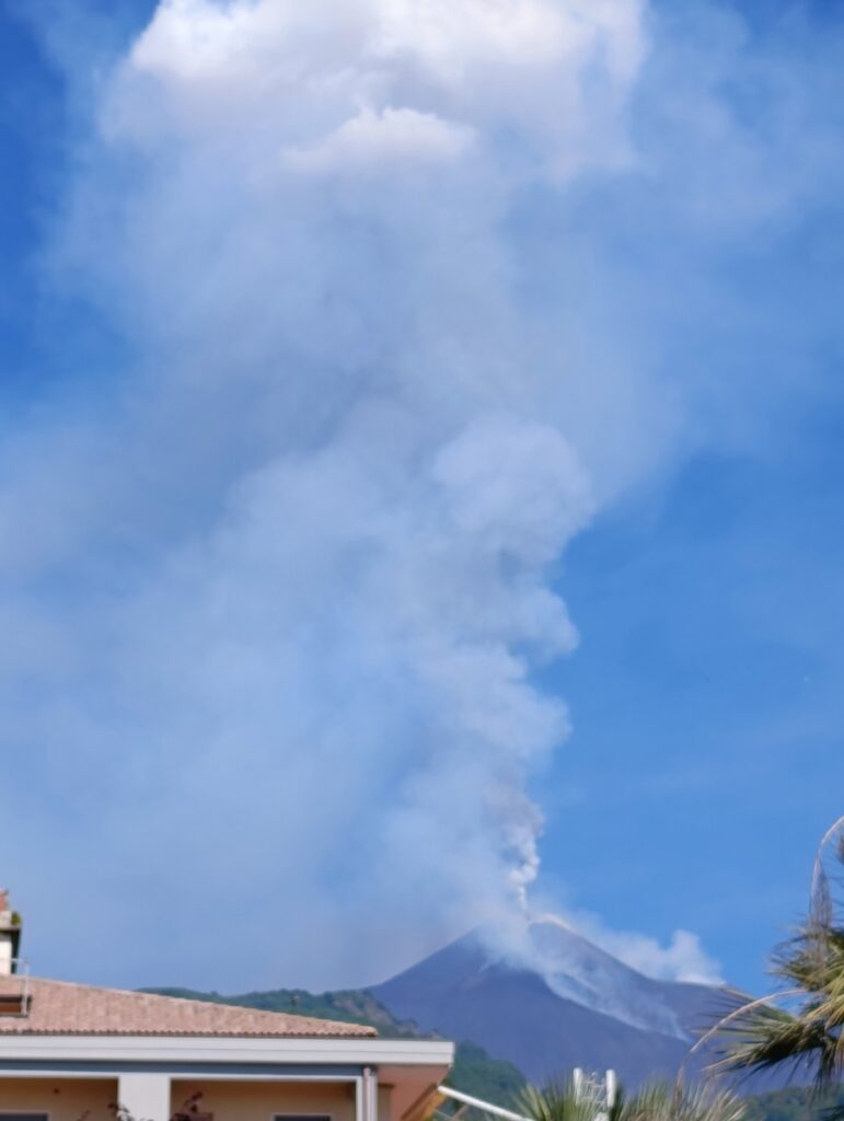 eruzione etna oggi 2 giugno