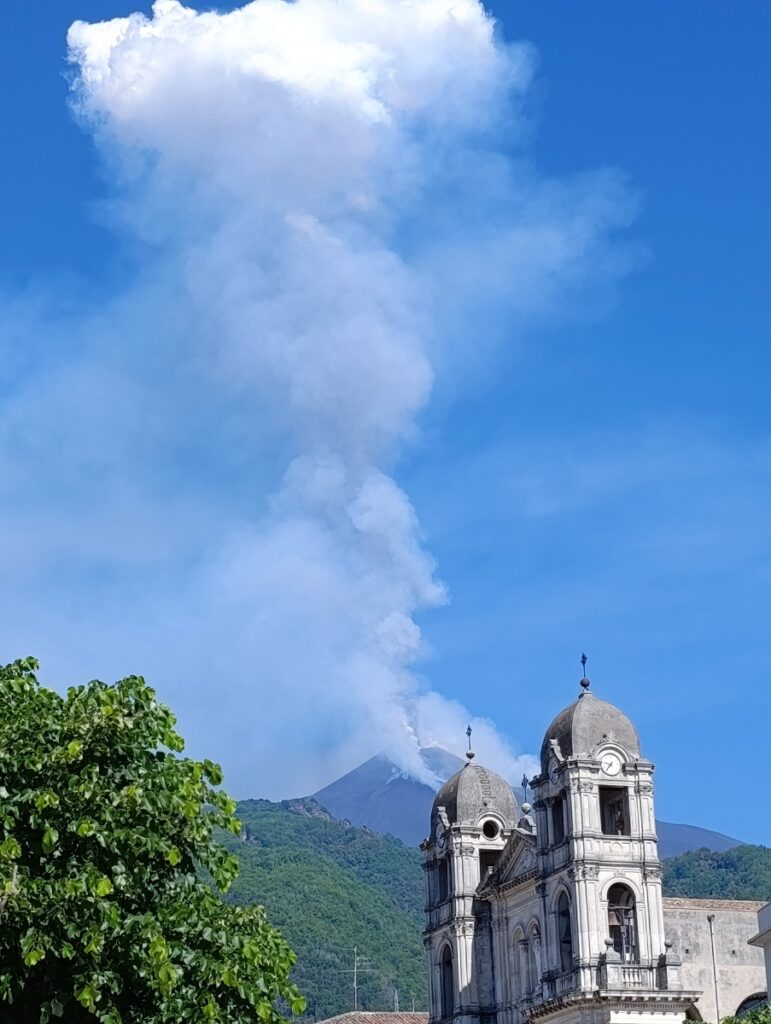 eruzione etna oggi 2 giugno