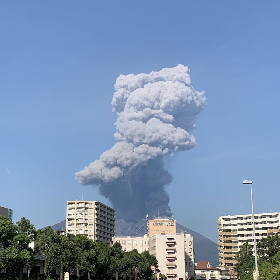 Giappone, eruzione esplosiva del vulcano Sakurajima: nube a 3.500 metri | VIDEO