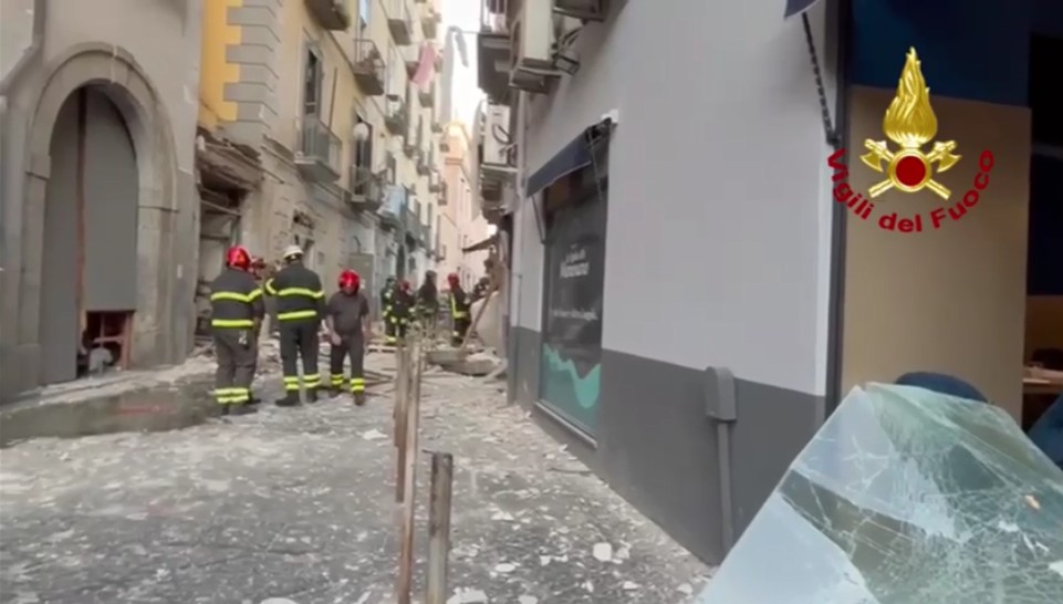 Napoli, esplosione in un ristorante: un morto e un ferito | VIDEO