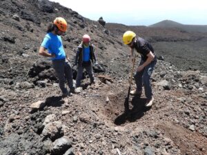 etna Ricercatori INGV a lavoro per studiare una sezione stratigrafica sul deposito di valanga piroclastica