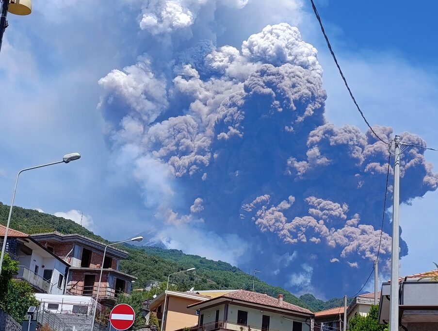 Violenta eruzione dell’Etna in corso: potente esplosione laterale, massiccia colata piroclastica | FOTO e VIDEO