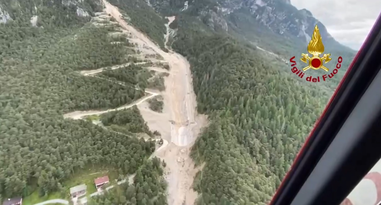 Maltempo, massiccia frana in Cadore: la colata di fango e detriti vista dall’alto | VIDEO