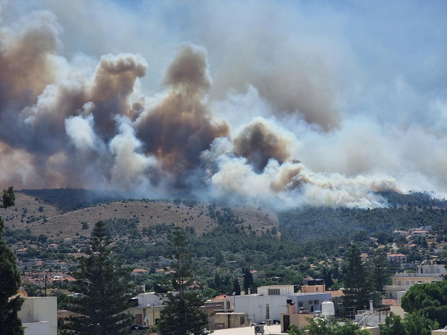 Grecia, grande incendio sull’isola di Chios: insediamenti evacuati | FOTO