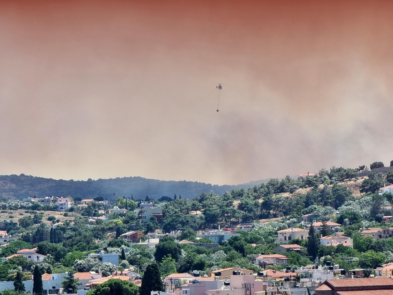 Incendi Grecia, l’isola di Chios dichiara lo stato di emergenza: operativi 190 pompieri