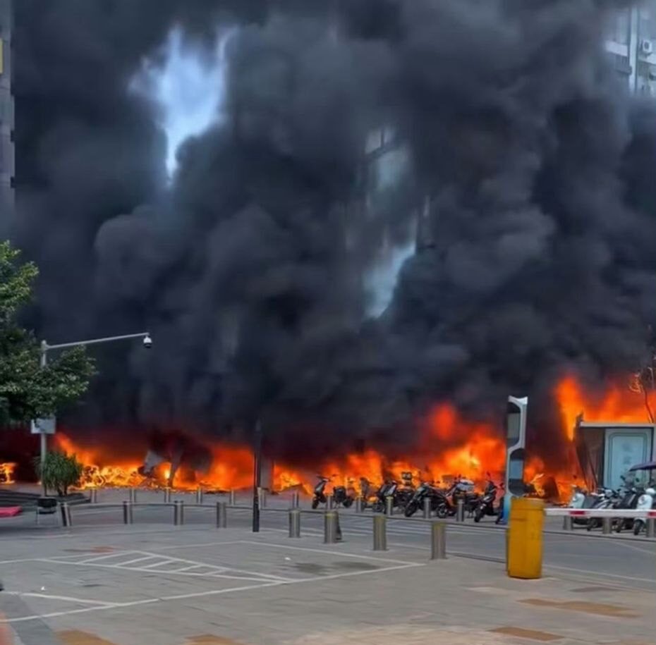 Cina, enorme incendio a Shiqiaopu: forse causato da un veicolo elettrico | FOTO e VIDEO