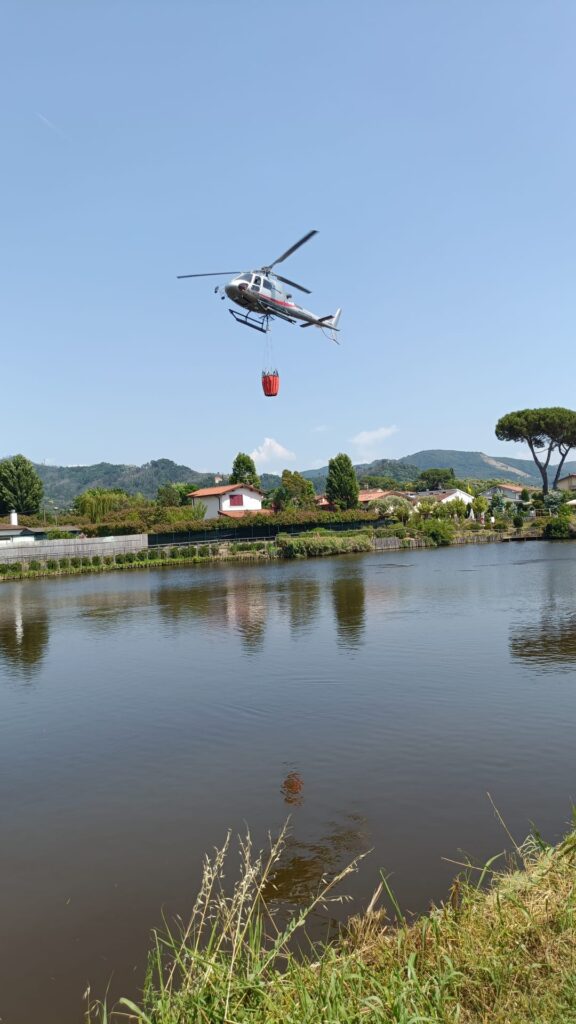 incendio massarosa toscana