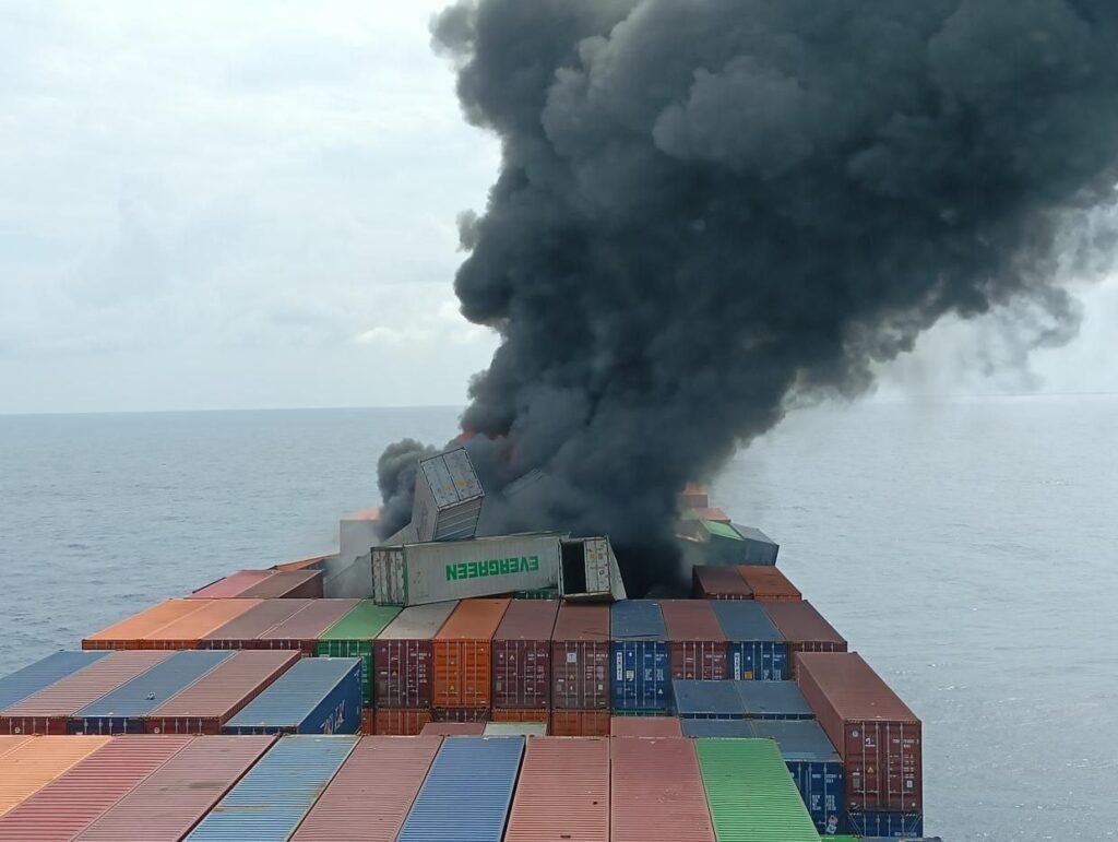 incendio nave portacontainer india