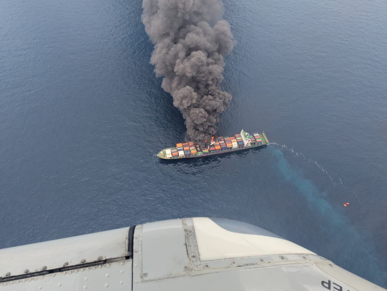 Incendio su una nave portacontainer al largo dell’India: enorme colonna di fumo | FOTO