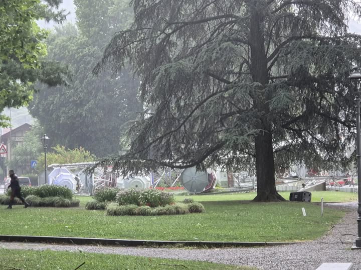 Maltempo Lombardia, forti raffiche di vento nel Lecchese: abbattuta la ruota panoramica a Lecco