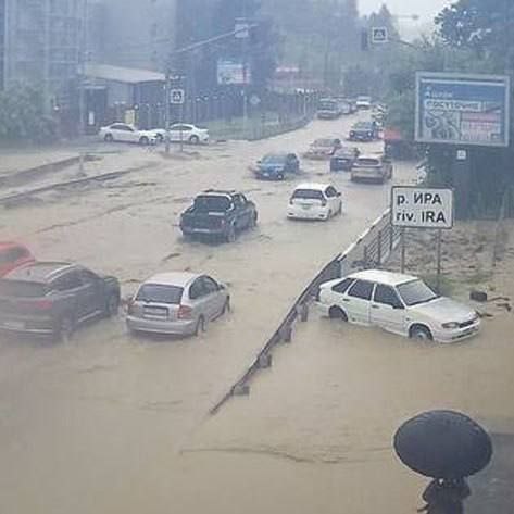 Maltempo Russia, alluvione lampo travolge Sochi dopo piogge torrenziali | VIDEO