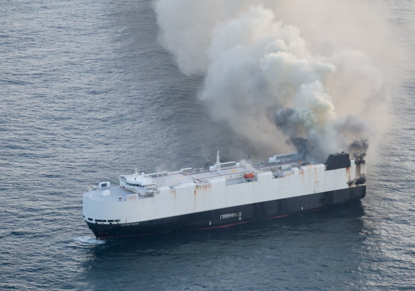 Nave cargo in fiamme con 3mila auto alla deriva in Alaska | FOTO