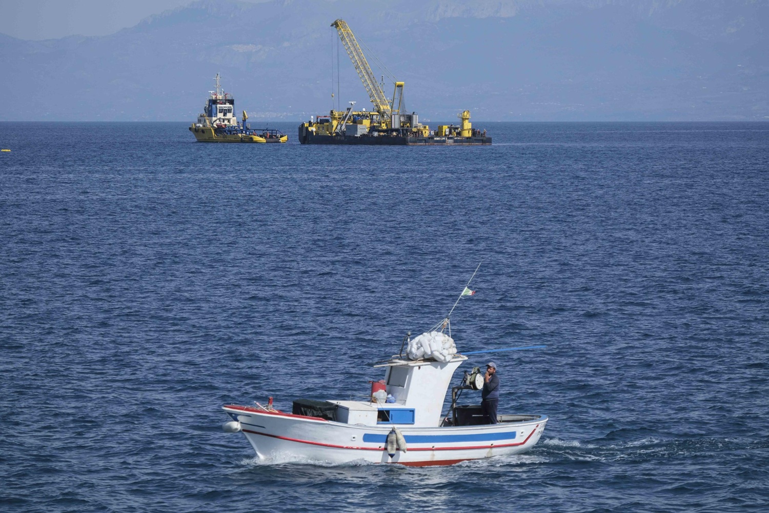 Bayesian, almeno 16 giorni per far riemergere il super yacht: in acqua solo robot