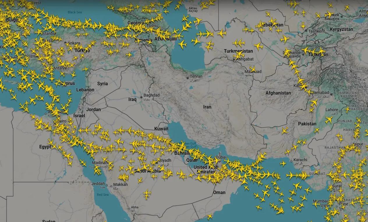 Guerra in Medio Oriente, cancellati almeno 3 mila voli: una delle “no fly zone” più grandi di sempre