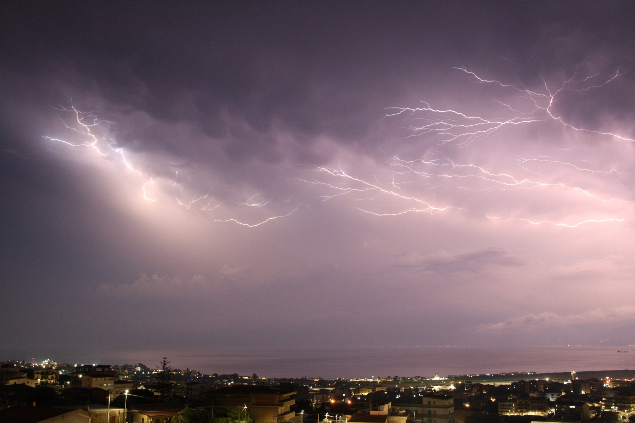 Maltempo, tutte le FOTO del super-temporale che infuria sullo Stretto di Messina: show delle saette nella notte | GALLERY
