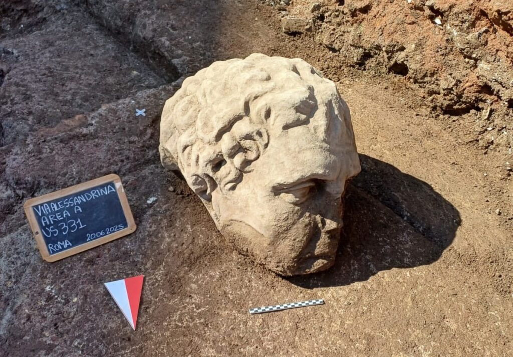 testa marmorea foro traiano roma