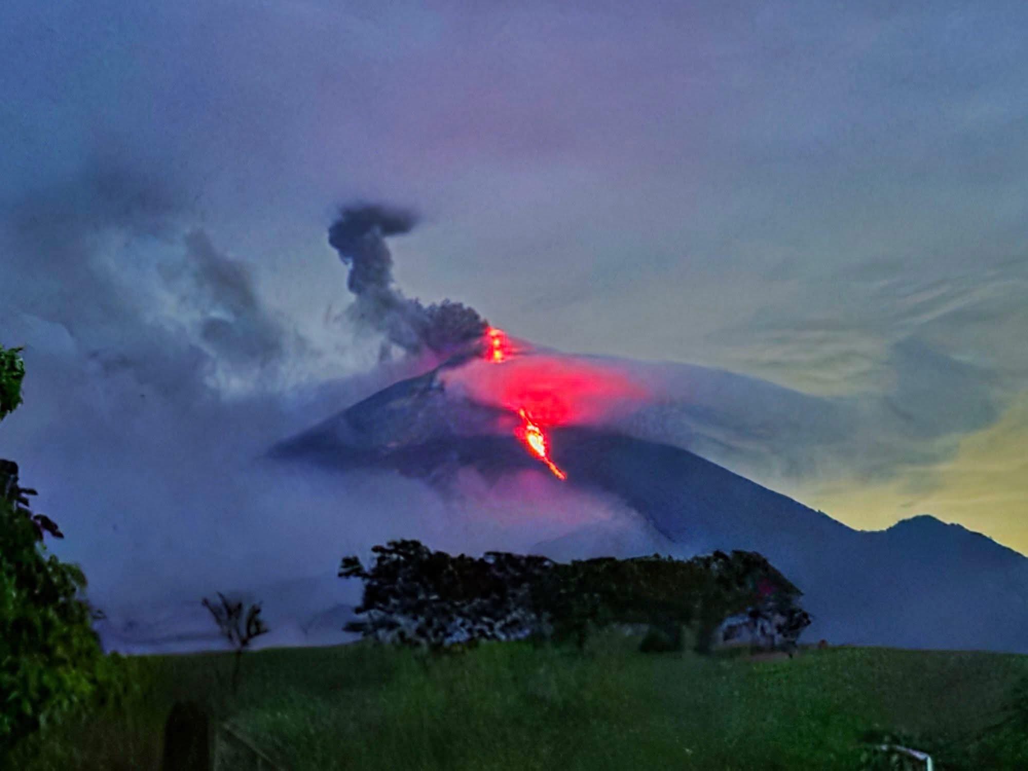 Guatemala, il vulcano Fuego fa paura: centinaia di evacuati | FOTO