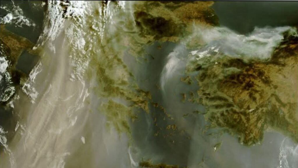 Polvere sahariana e fumo incendi Grecia