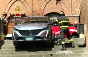 Turisti scalinata Siena