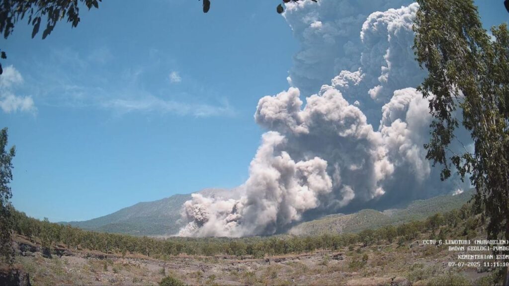 eruzione vulcano indonesia lewotobi laki laki