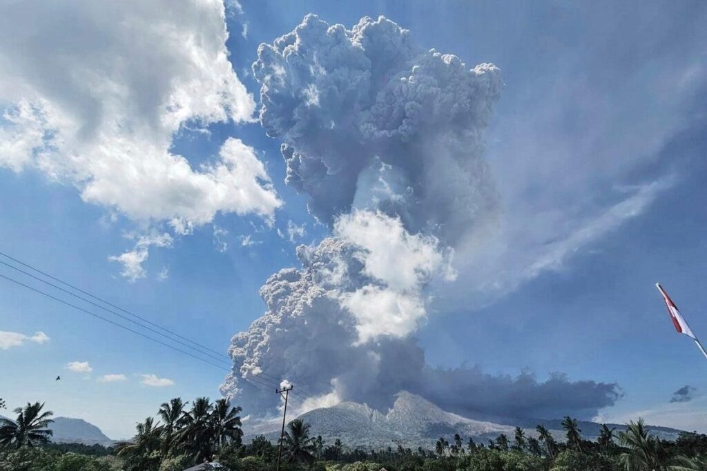 eruzione vulcano indonesia lewotobi laki laki