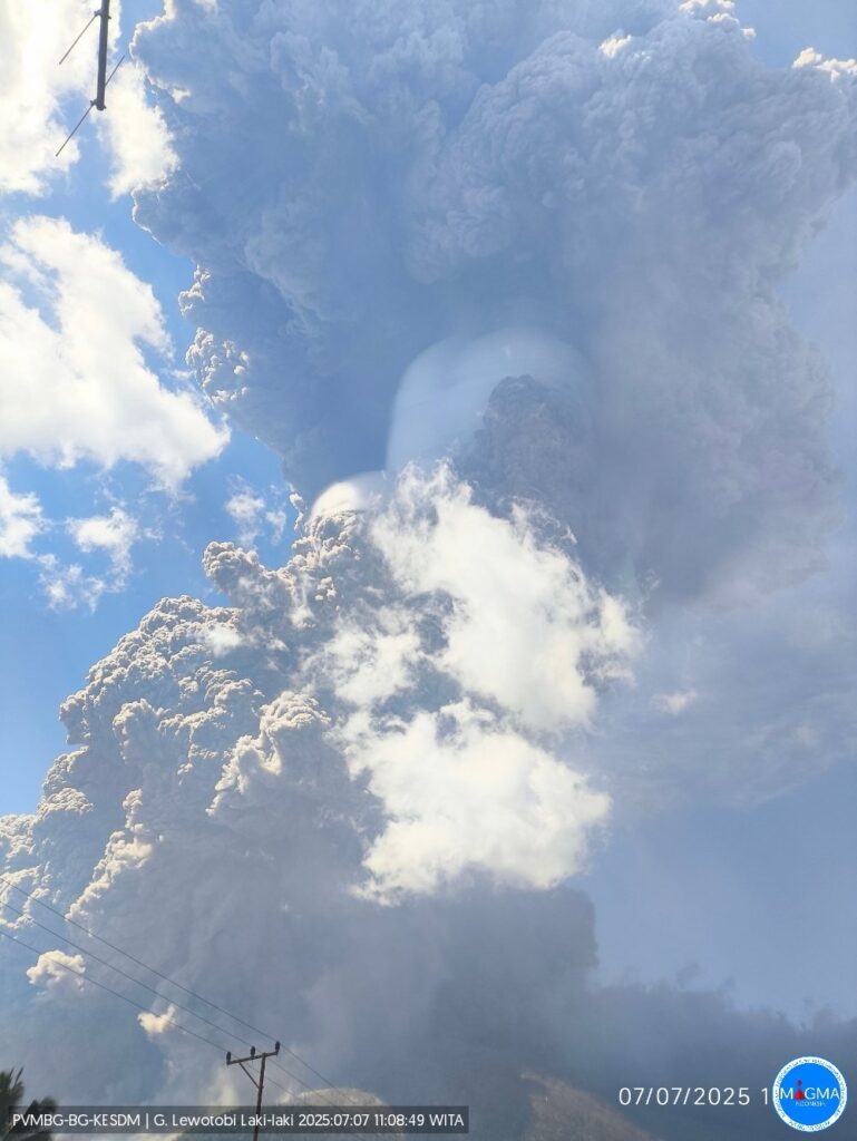 eruzione vulcano indonesia Lewotobi Laki-Laki (1)