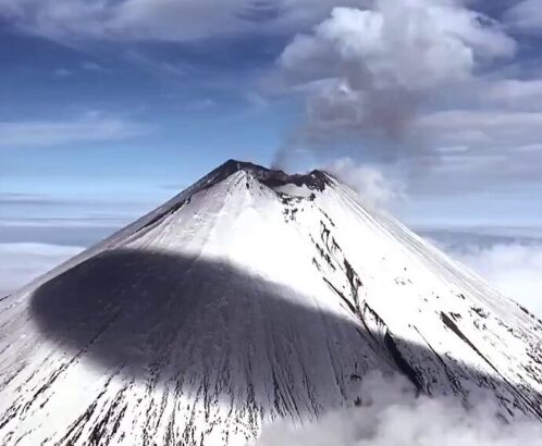 La terra trema, il vulcano si risveglia: eruzione del Klyuchevskoy dopo il terremoto in Kamchatka