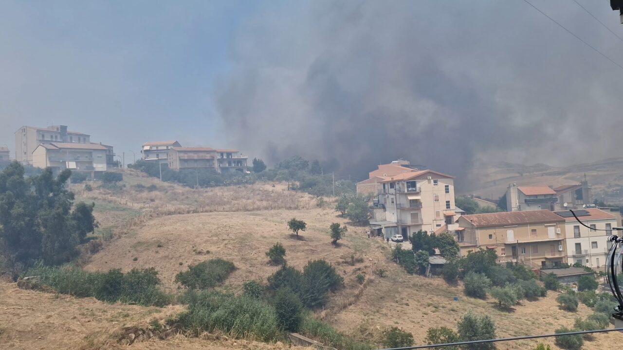 Incendi Sicilia, diversi focolai attorno a Gagliano Castelferrato: “non uscire se non necessario”