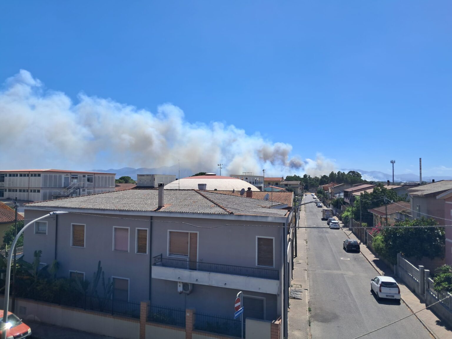 Incendi Sardegna, vasto rogo a San Gavino Monreale: arrivano due Canadair | FOTO