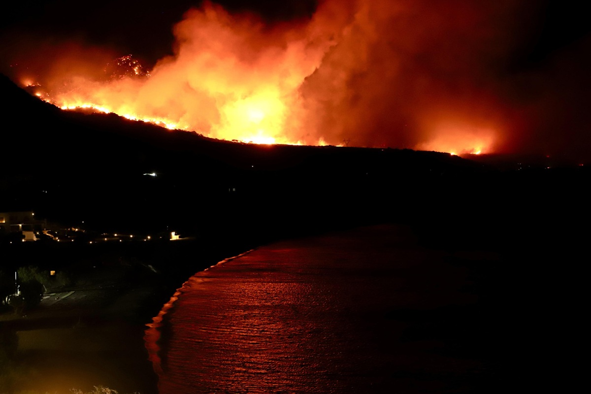 Creta In Fiamme Incendio Alimentato Da Forti Venti Di Burrasca