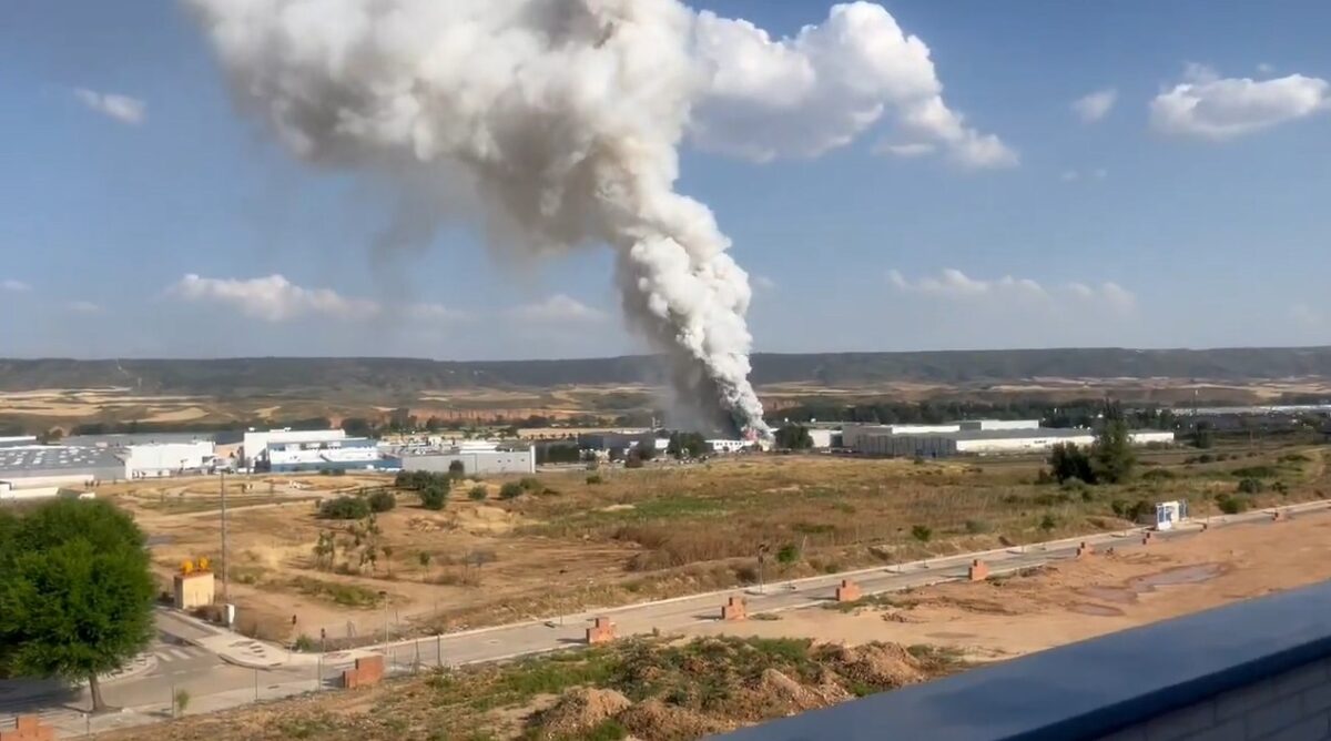 Spagna, esplosioni e incendio in fabbrica di batterie al litio