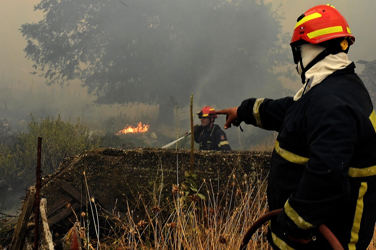 Grecia nella morsa degli incendi: 6 vigili del fuoco feriti, evacuazioni vicino Atene