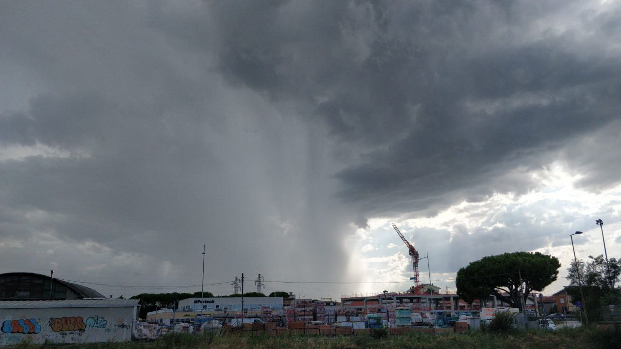 Maltempo Romagna, temporale dalle colline raggiunge Rimini: pioggia in città