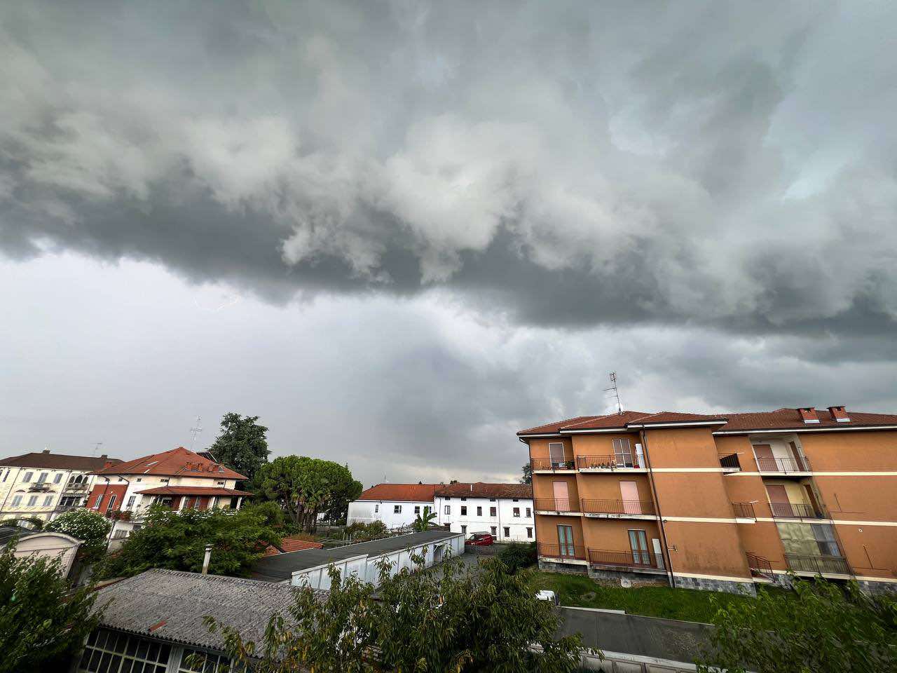 Maltempo, forti temporali in Piemonte: grandine e allagamenti a Suno | FOTO e VIDEO