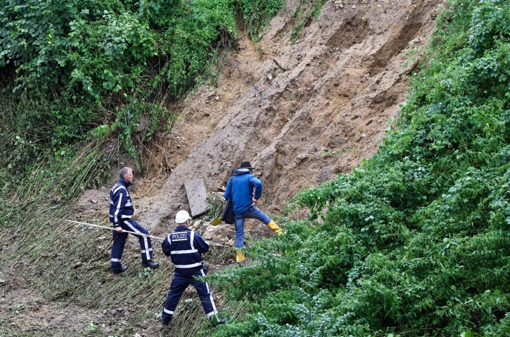 maltempo treno deragliato germania frana