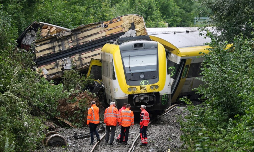 maltempo treno deragliato germania frana
