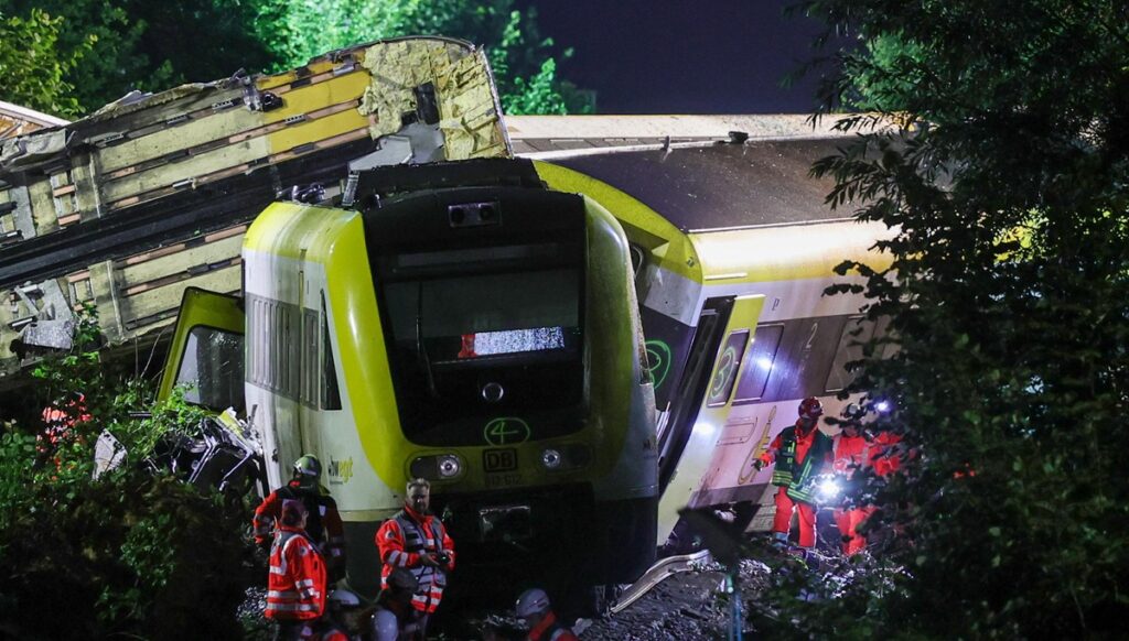 maltempo treno deragliato germania frana