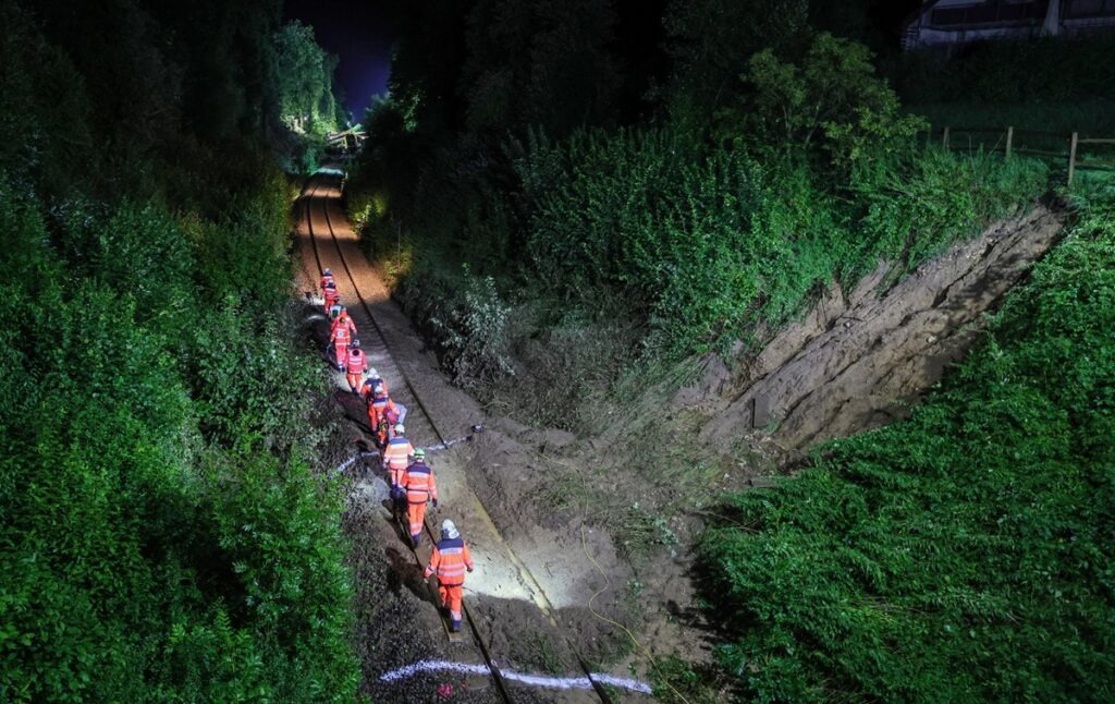 maltempo treno deragliato germania frana