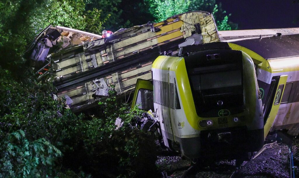 maltempo treno deragliato germania frana