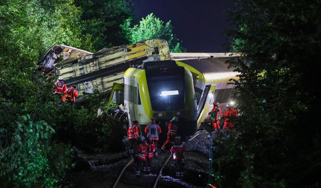 maltempo treno deragliato germania frana