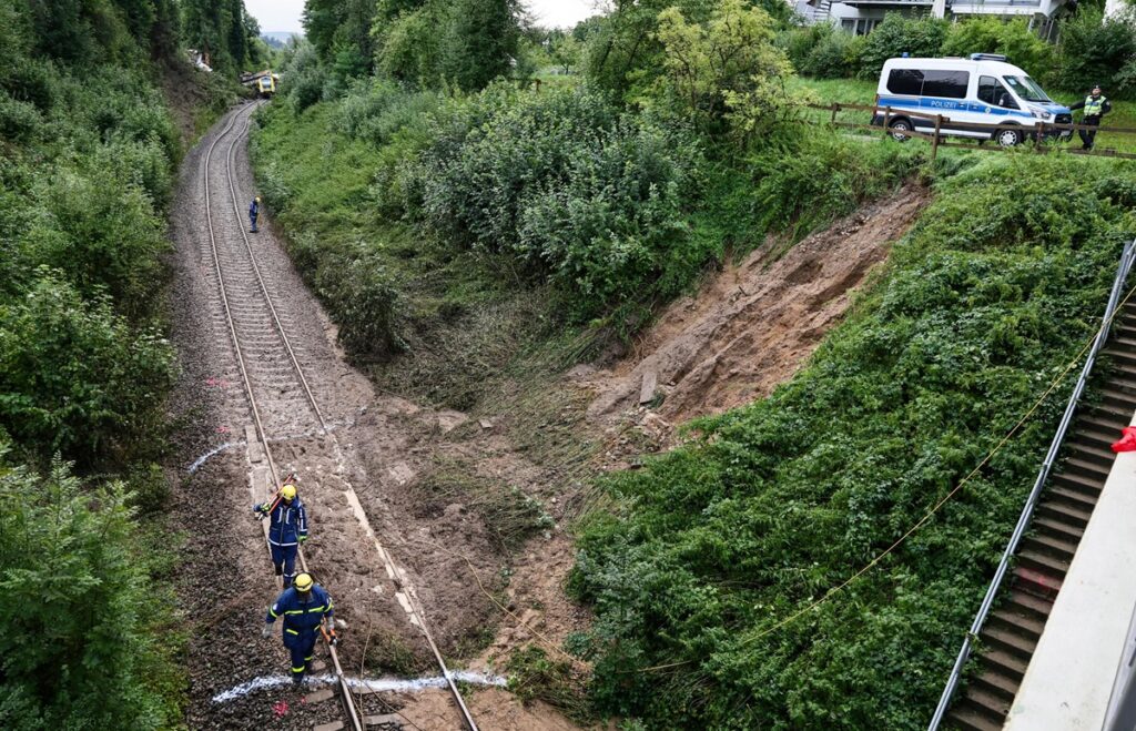 maltempo treno deragliato germania frana