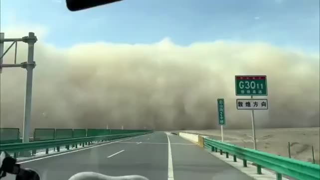 Massiccia tempesta di sabbia in Cina, Dunhuang “oscurata” | VIDEO