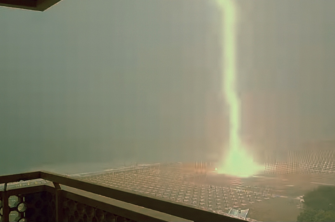 Meteo, fulmine tra gli ombrelloni a Lignano Sabbiadoro: perché la spiaggia è il posto più rischioso con i temporali | VIDEO