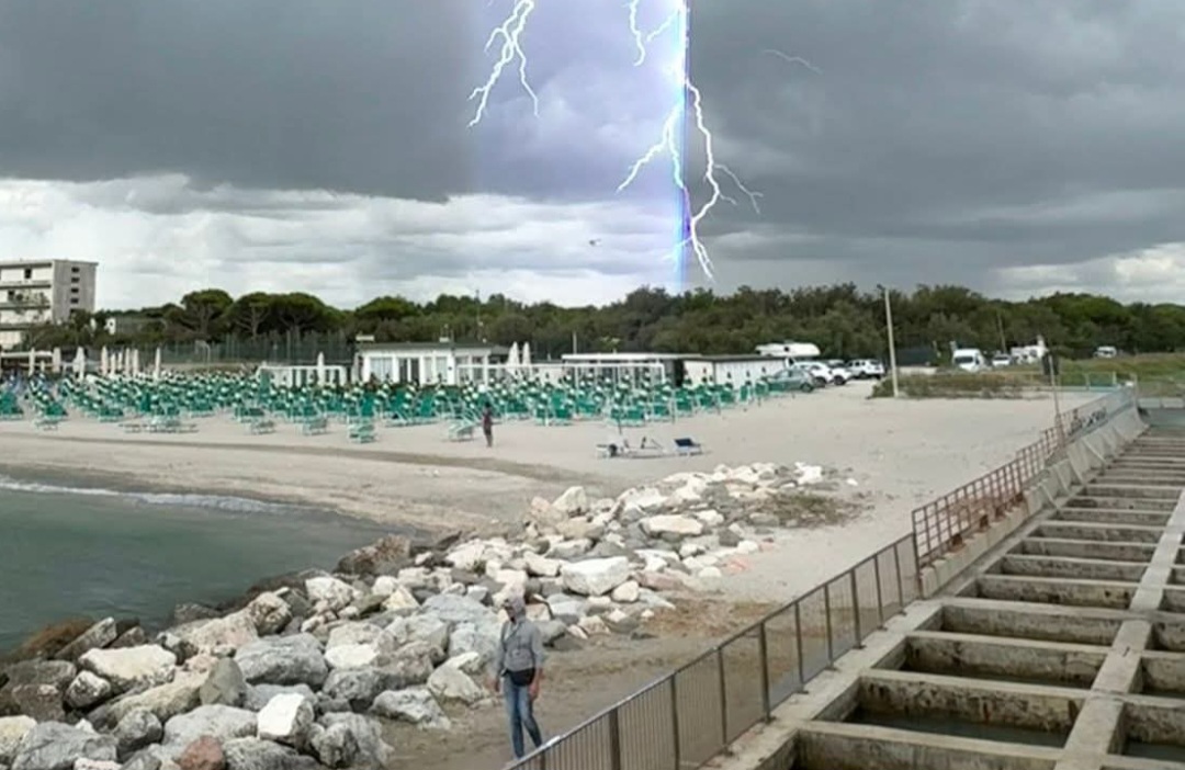 Meteo, temporali d’estate: restare in spiaggia è un grave errore