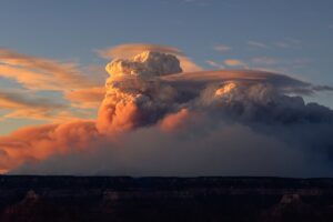 Incendi megafire USA, draghi sputafuoco fiamme clima