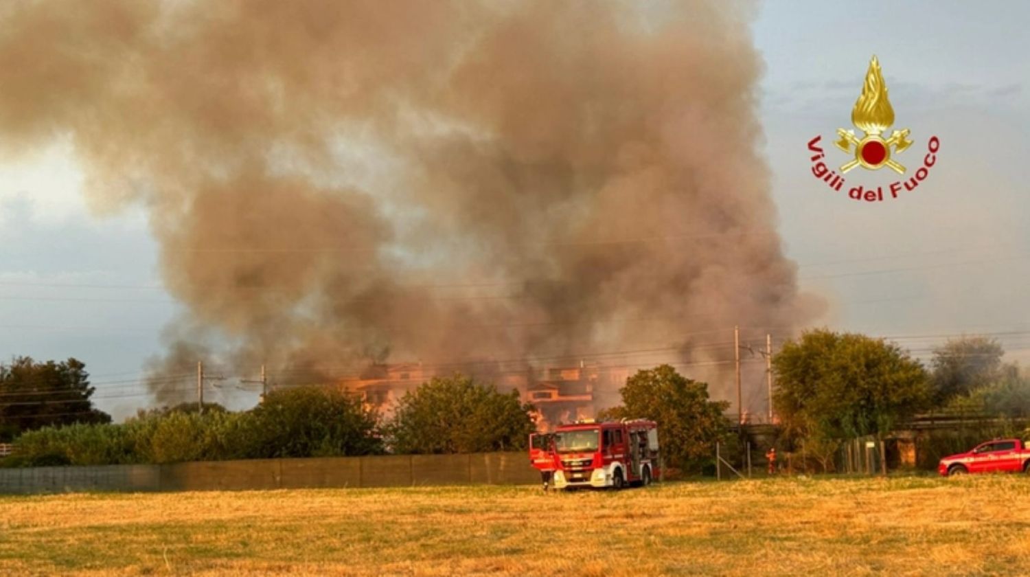 Incendio vicino alla linea ferroviaria a Grosseto: Vigili del Fuoco in azione