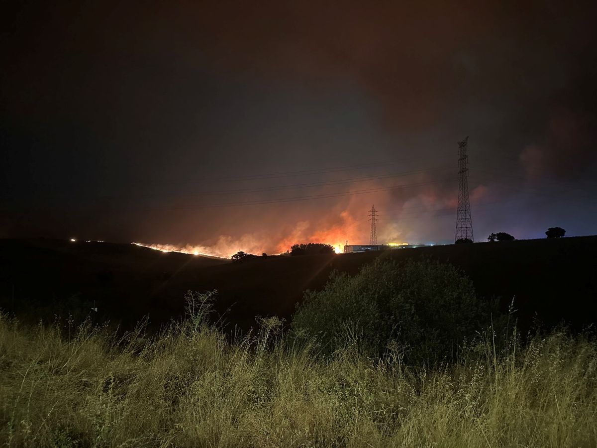 Spagna, incendio a Tres Cantos: evacuate le zone residenziali, in azione l’unità militare di emergenza | VIDEO