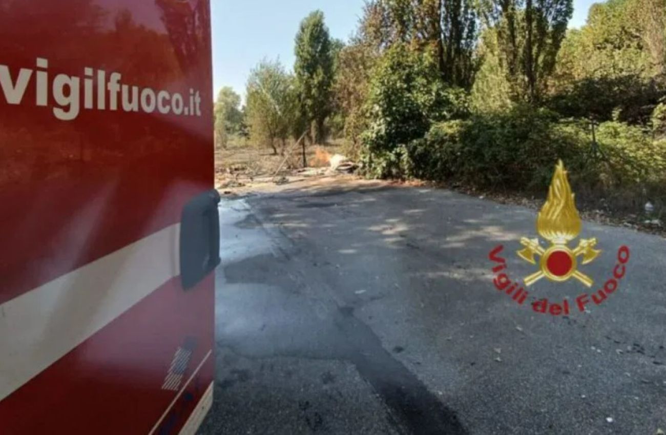 Incendio di rifiuti vicino alla rete del gas a Zeccone: intervento dei vigili del fuoco
