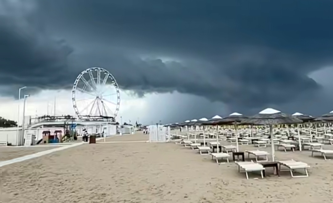 Maltempo Emilia Romagna, grandinata devastante a Igea Marina: chicchi giganti e danni sulla costa romagnola | VIDEO