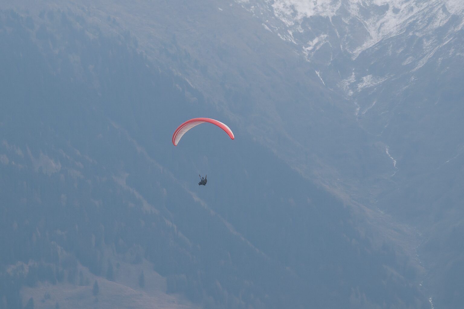 Valle d’Aosta, muore pilota di parapendio a Chamois: un altro ferito a Cavallaria